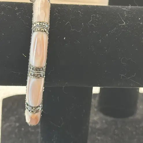 Gorgeous inlaid pink mother of pearl Maras site hinged bangle bracelet. …
