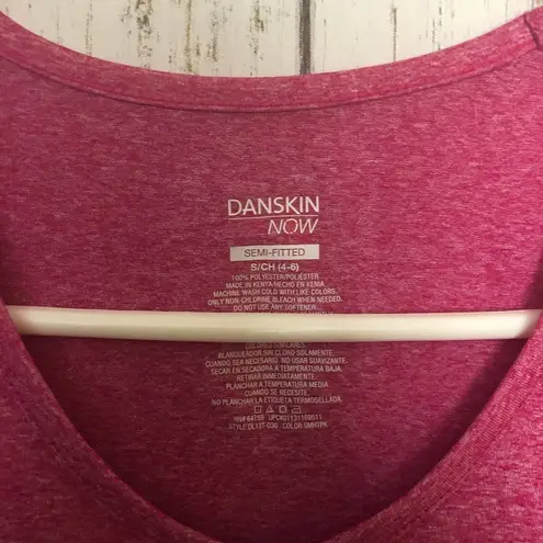 Danskin  Now Womens Pink Semi-fitted V-neck  Sz S