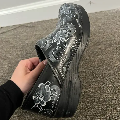 Dansko Black Hand Painted Floral Professional Clogs Size 39 EU