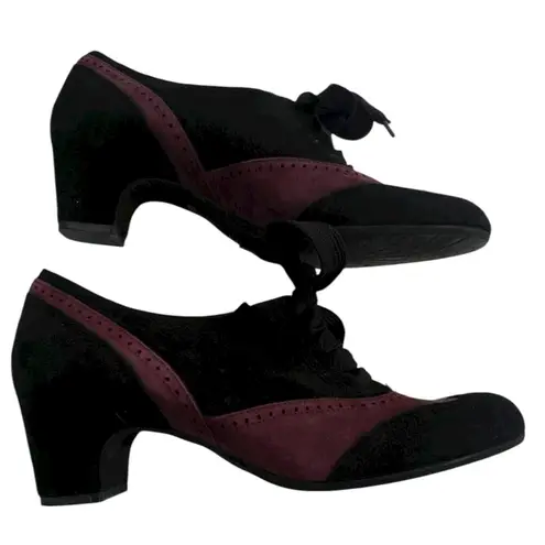 Pas de Rouge black and plum suede lace