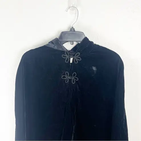 Jessica McClintock Vintage Black Velvet Hooded Eyelet Closure Lined Cape OS