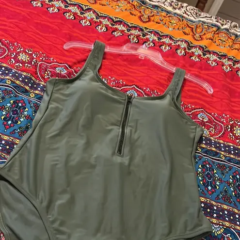 Cyn & Luca one Pc swimsuit excellent condition Green Size L