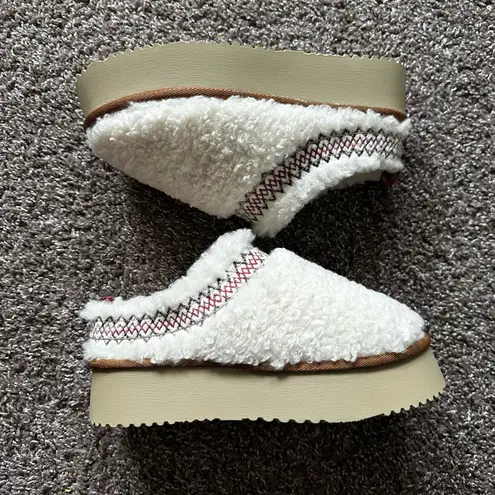 Sherpa Platform Slippers with Embroidered Tazz Braid Size Womens 8 White