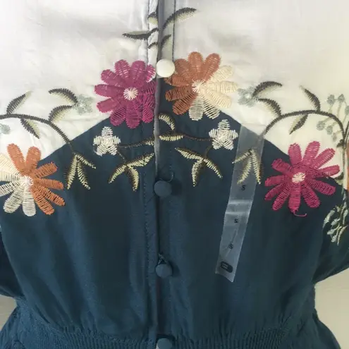 Gimmicks by BKE Floral Embroidered Blouse