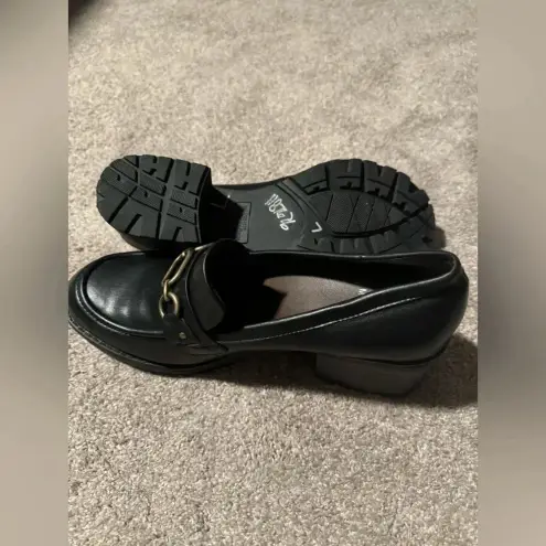 White Mountain  woman’s chunky heel platform loafers with brass chain size 11M‎