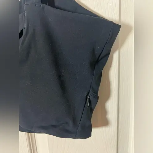 Thrive Societe black sports bra, hidden pocket, cross back, comfy! Size XL