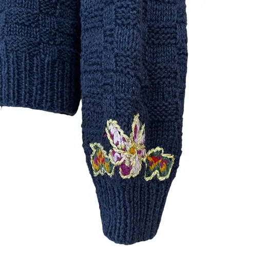 Vintage 80s 90s Navy Hand Knit Sweater w/ Floral Detail & Gold Stitching M/L