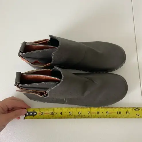NEW | Women’s ankle Velcro strap fashion boots — size 10.5 Gray