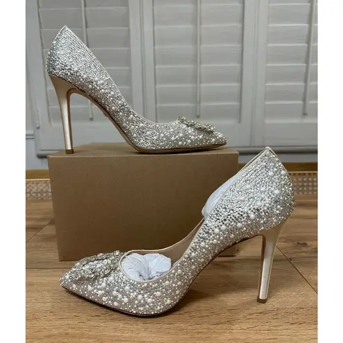 Badgley Mischka Cher II Evening Pumps Size 8.5 NIB Crystal Embellishments Bride