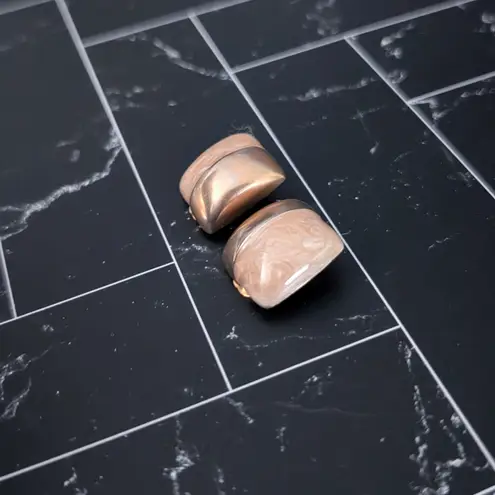 Vintage Clip On Earrings Swirly Light Peach Tones & Metallic Square