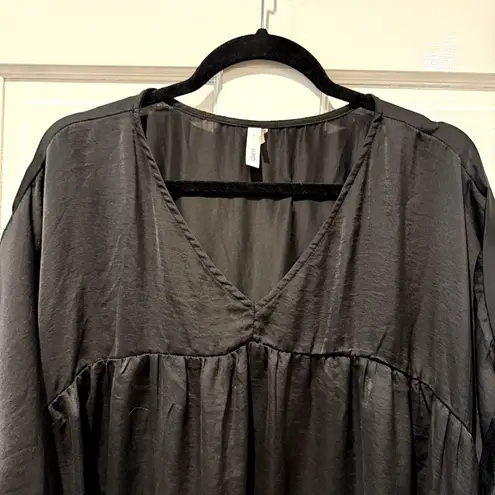 Glam Rolled Short Sleeve V Neck Satin Baby Doll Flowy Blouse Black Size Large