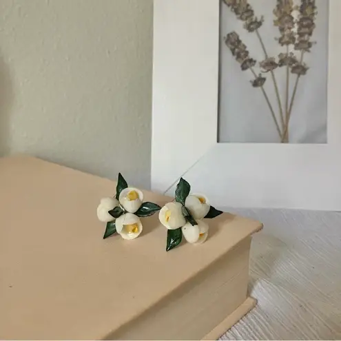 Vintage Flower Seashell Cluster Clip On Earrings “Jasmina” Coastal Beachy Femme Jewelry Green