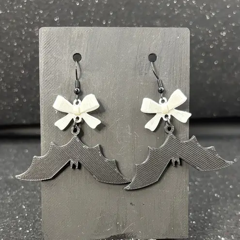 Hanging Bat Dangle Earrings with Black Bow – Spooky Cute Halloween Style