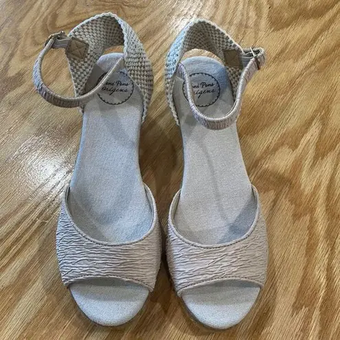 Llivia Wedge Sandal NWOB (Women)
Toni Pons size 39 (s1)