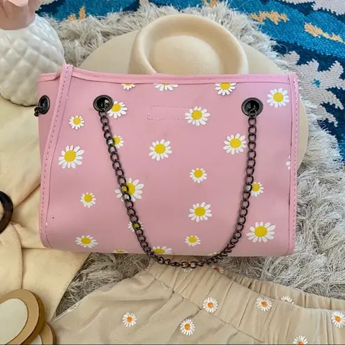 Boutique NEW Daisy Purse