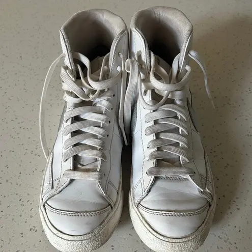 Nike  Women's Blazer Mid 77 White and Silver Hightop Athletic Shoes size 9