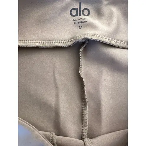 Alo Yoga  - Airlift High Waist Conceal Zip Capri Leggings in Brown