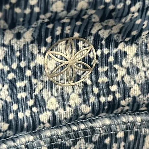 Gaiam Women’s Wire-Free Medium-Impact Strappy Yoga Sports Athletic Workout Bra