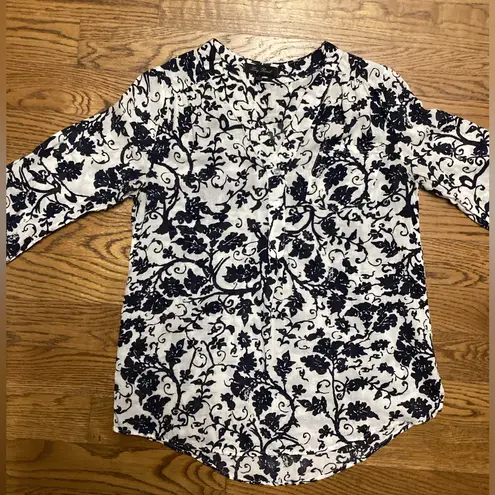 Honey Punch  vneck blouse. Navy print. Size Small