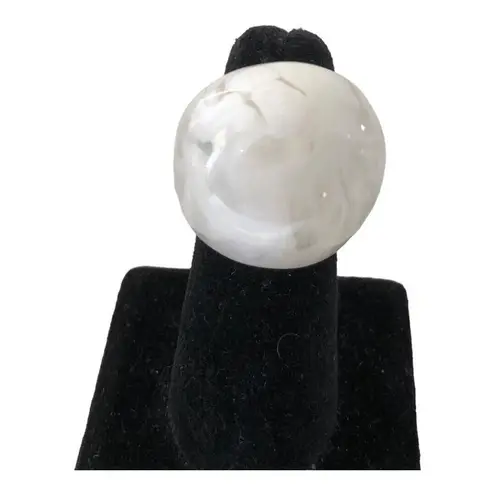 2 NIP Trendy Acrylic Fashion Big Rings In Ivory And Green Size 7