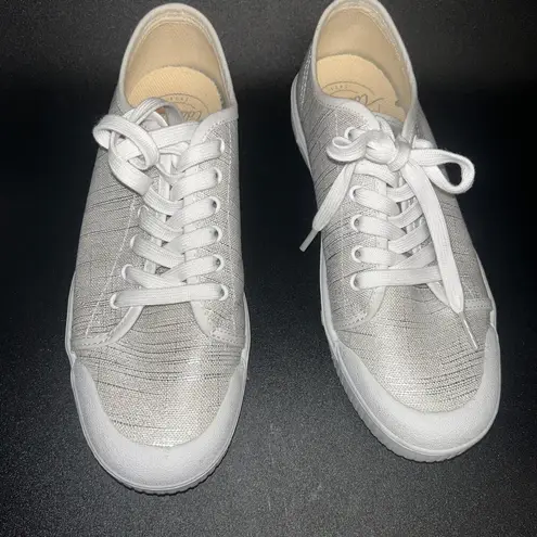 Spring Court Gray Silver Printed Linen G2 Low