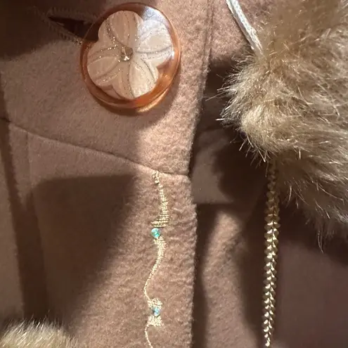 Dolce Collection Faux Fur Trim Coat Women’s dress Coat Embroidered Size Medium Tan