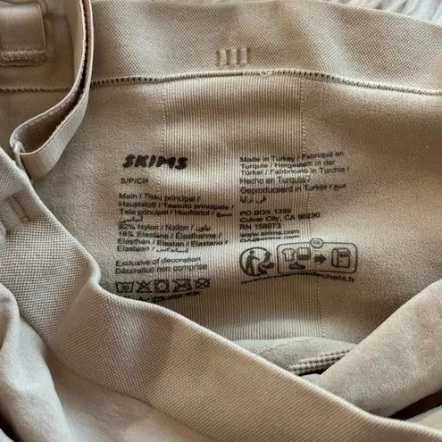 SKIMS Seamless Sculpt Strapless Thong Bodysuit Clay
Size Small