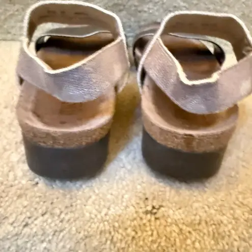 Munro Pisces Silver Camo Liquid Metal Patent Leather Sandal M485774 Size 7.5 N