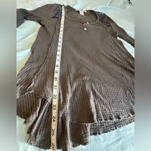 American Rag  Grey Waffle Long Sleeve Top W/ Purple Lace Shoulder Accent. Sz: M
