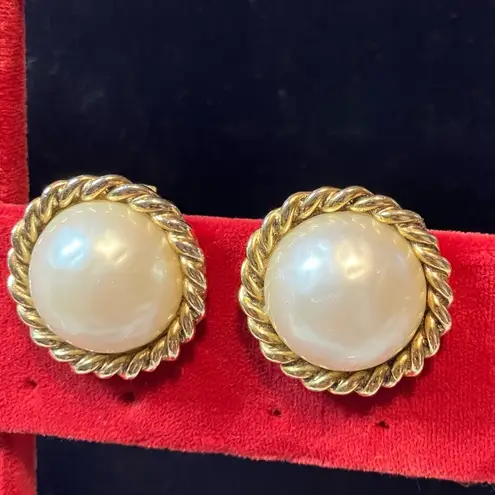Vintage Lustre Faux Pearl Cabochon Clip on Earrings Pat # 2733491 Large Round Gold