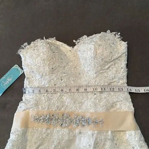 Women’s White Wedding Dress Zip Up Back Train Size 4 NWT