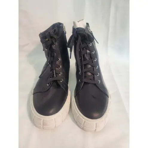 Linea Paolo Gio Sneaker is a high-top sneaker size 7.5. S37