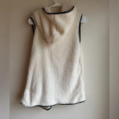 YA Los Angeles Cozy White Sherpa Vest with Black Trim Size Small