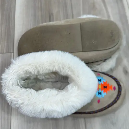 Aerie  embroidered fuzzy lined moccasin style slip on shoes size 10 - Image 5