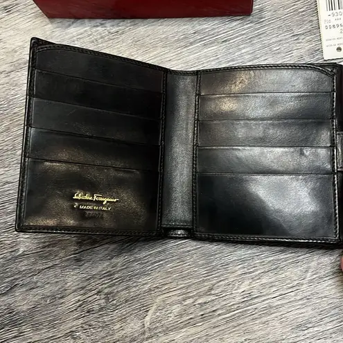 Salvatore Ferragamo Ferragamo Vara Bifold Wallet Gold ($550) ✨ professionally cleaned and relined ✨