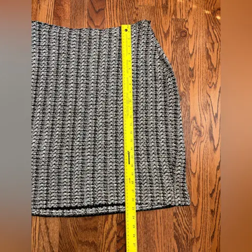 St. John Windsor Knit Pencil Skirt Hematite Multicolor
Size: 14