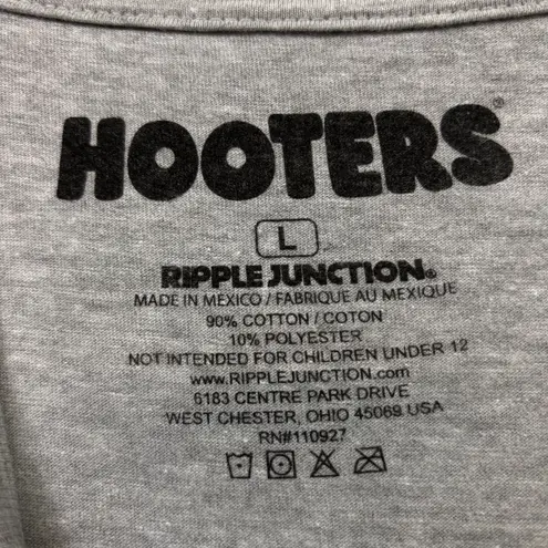 Hooters Basketball League Since 1983 T-shirt size large