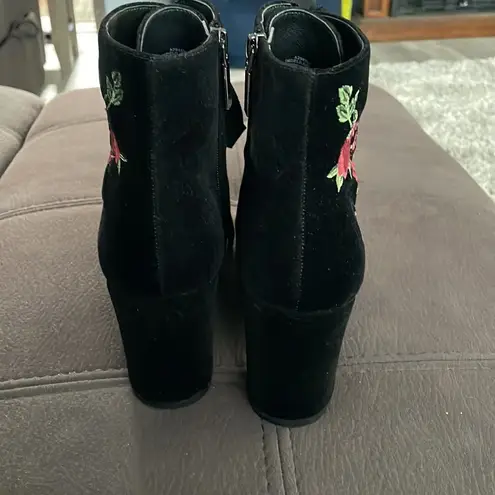 Isaac Mizrahi NWOT Black with Flower Design Velour Style Heeled Booties Size 9
