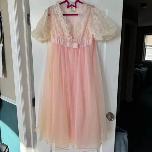 Vintage 1960’s Radcliffe Peignoir Elegant Pink Lace Nightgown & Robe White