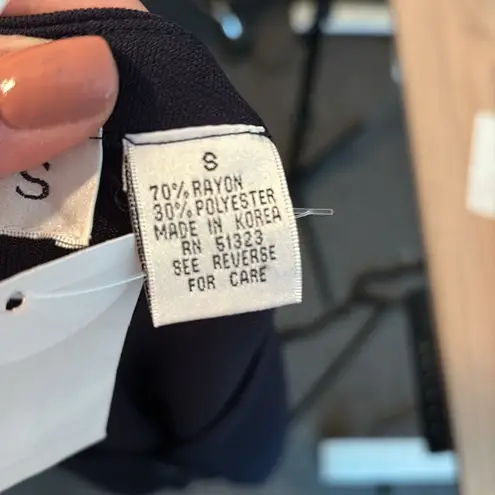 Black Button thumbnail 4