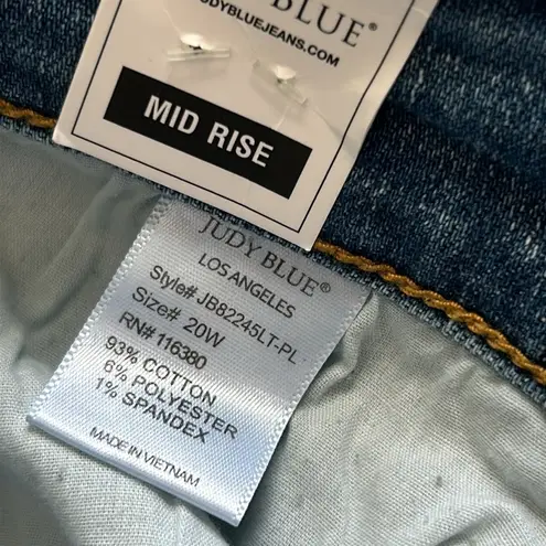 Judy Blue Paint Splashed NWT Boyfriend Mid-rise Jean 20w distressed medium/light