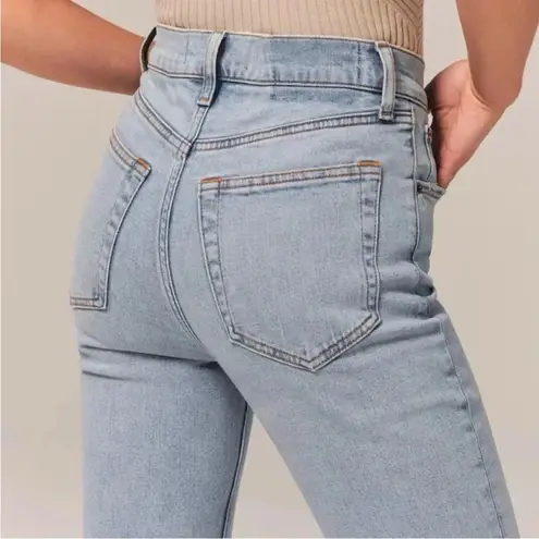 Abercrombie & Fitch  Ultra High Rise 90’s Slim Straight Jeans Light Wash 27/4 L