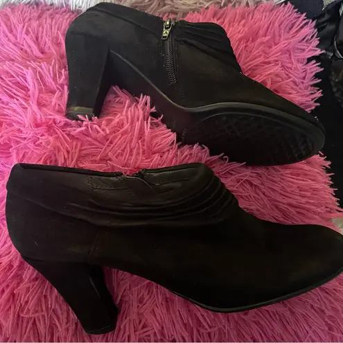 Aerosoles Heelrest Starring Role Black Faux Suede Ankle Booties GUC