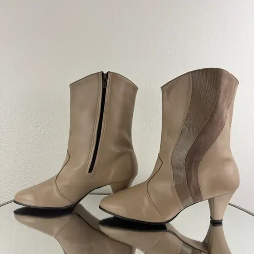 Hill & Dale Vintage 1970s Designer Tan Beige Leather Swirl Low Heel Ankle Boots