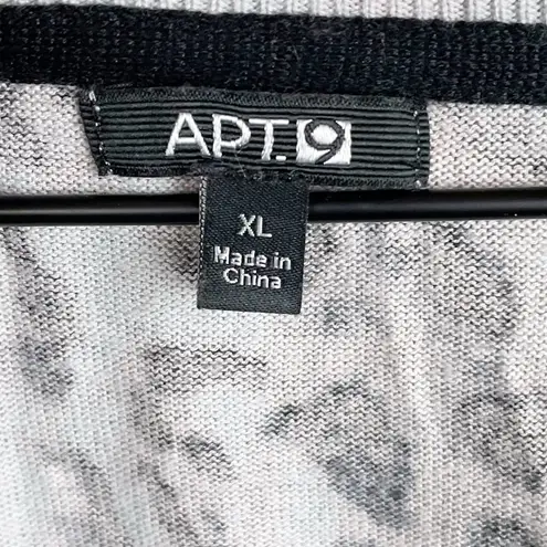 Apt. 9  Black and White Snow Leopard Cheetah Animal Print V-neck Sweater Size XL thumbnail 6