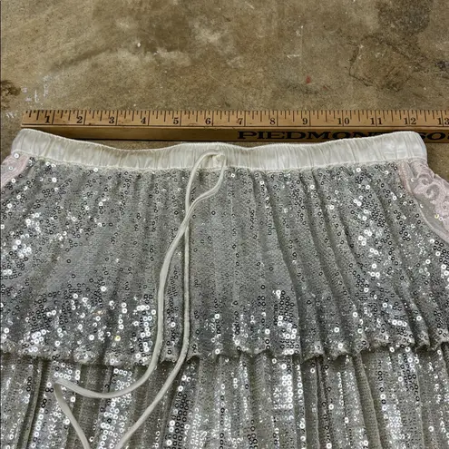 Flannel America Silver Sequin Pleated Skirt
Sz: 1 Size undefined