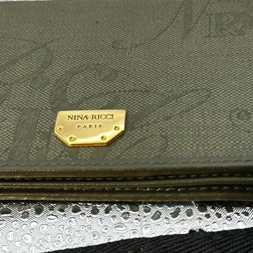 NINA RICCI Paris made in Spain. A beautiful billfold new without tags.