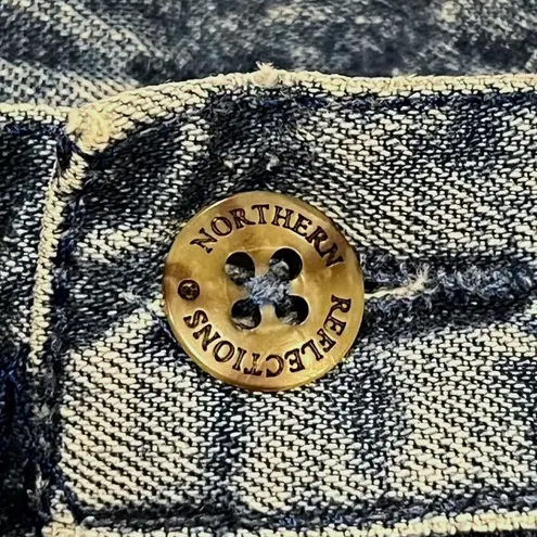 Northern Reflections ā
(Vintage) High-Waisted Blue Jeans w/ Floral Pockets ā