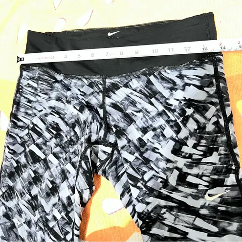 Nike  dri fit legging. y:Box J03: