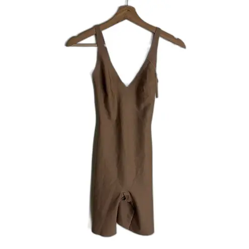 SKIMS body plunge mid thigh bodysuit in color sienna size small
